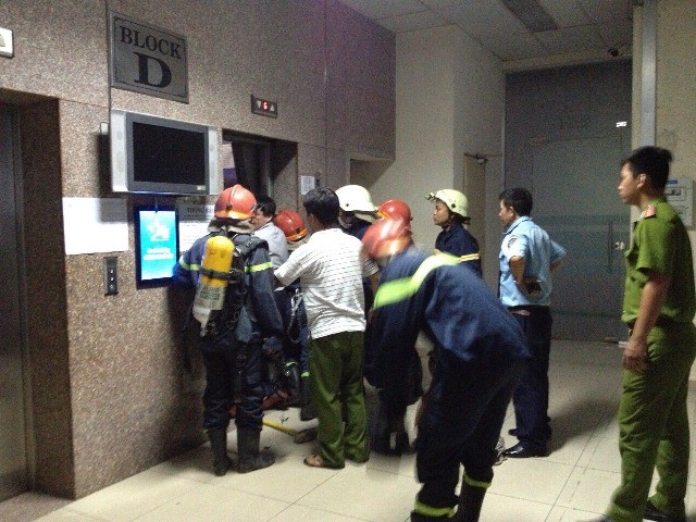 Lực lượng chức năng phá cửa thang máy cứu hộ các nạn nhân.