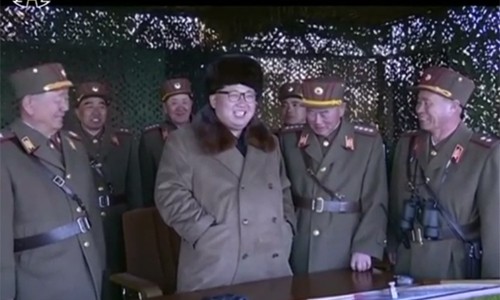 Lãnh đạo Triều Tiên Kim Jong-un xuất hiện tươi cười trong cuộc tập trận. Ảnh cắt từ video
