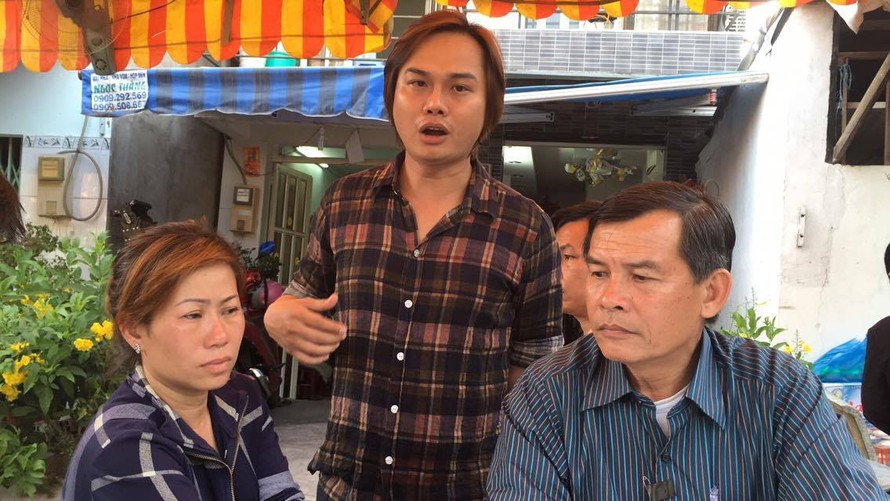 Chị Tuyết (bìa trái) và anh Tiến (giữa) khá bức xúc về cái chết của ông Dương Văn Tài ngày 4/4 tại Bệnh viện quận 4, TPHCM. Ảnh: Quốc Ngọc