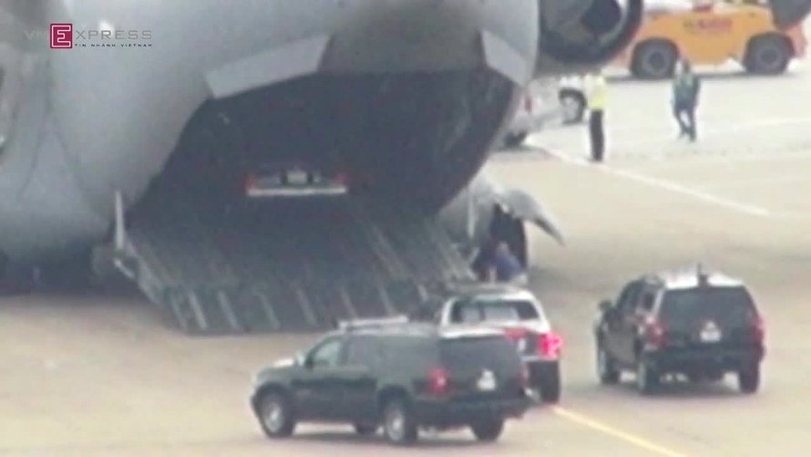 Phi cơ 'ngựa thồ' đưa đoàn xe hộ tống ông Obama rời Việt Nam