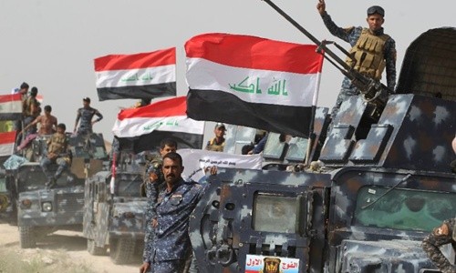 Lực lượng ủng hộ quân đội chính phủ Iraq tập trung bên ngoài Fallujah hôm 24/5. Ảnh: AFP