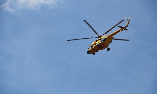 Một chiếc trực thăng quân sự đang trên đường tiếp cận đảo Mắt (Cửa Lò - Nghệ An) để tìm kiếm Su30 gặp nạn. Ảnh: Việt Hương