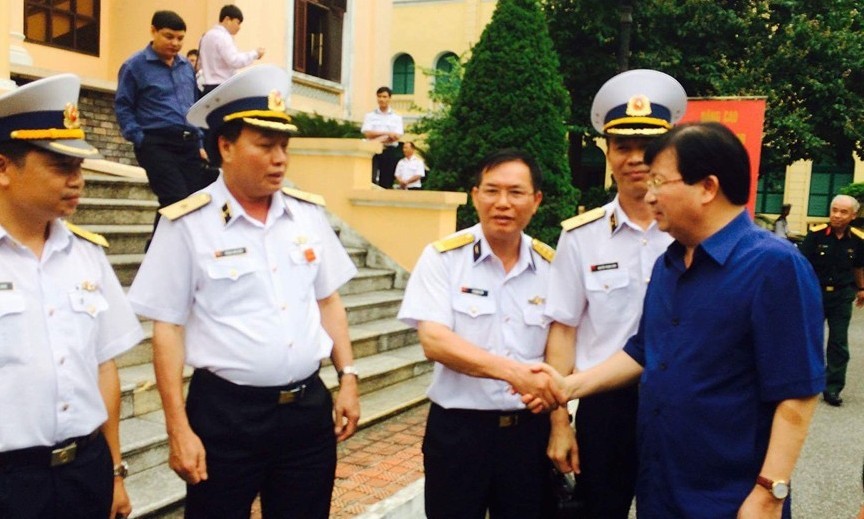 Phó Thủ tướng Trịnh Đình Dũng làm việc với Bộ tư lệnh Quân chủng Hải quân. Ảnh: Đỗ Hoàng