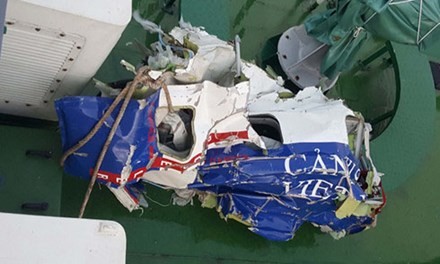 Mảnh vỡ của máy bay Casa - 212 được lực lượng cứu hộ tìm thấy.