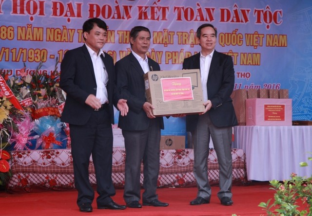 Đồng chí Nguyễn Văn Bình (bên phải) tặng quà cho các đơn vị. 