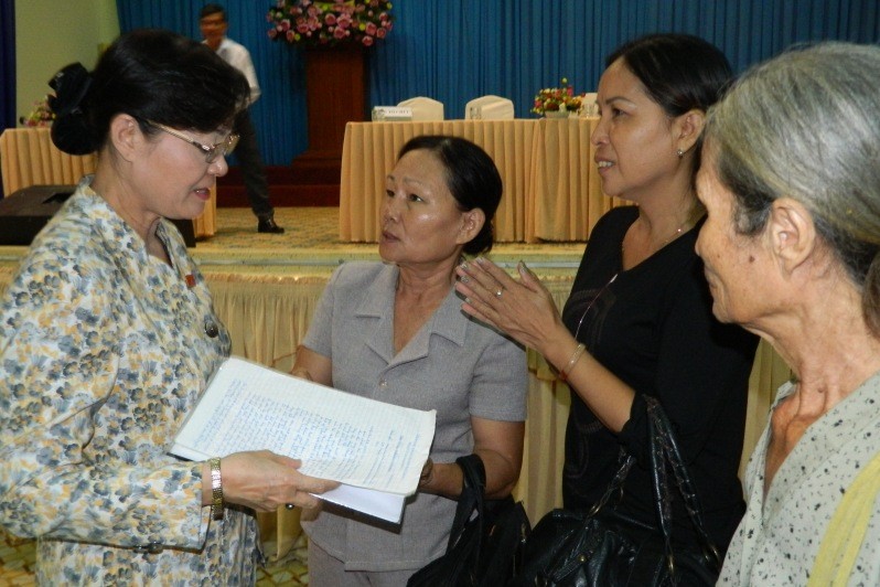 Chủ tịch HĐND TPHCM Nguyễn Thị Quyết Tâm tiếp thu ý kiến của các cử tri. 