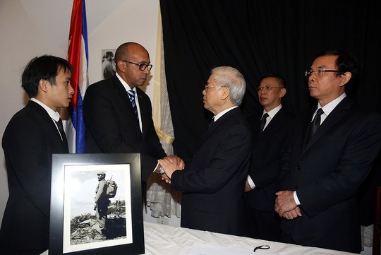 Tổng Bí thư Nguyễn Phú Trọng chia buồn với các nhân viên Đại sứ quán Cuba tại Việt Nam - Ảnh: VGP