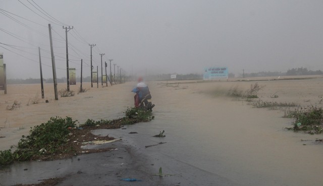 Nhiều tuyến đường ở Quảng Nam bị nước lũ chia cắt.