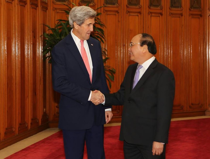 Thủ tướng Nguyễn Xuân Phúc tiếp Ngoại trưởng Mỹ John Kerry. Ảnh: Như Ý