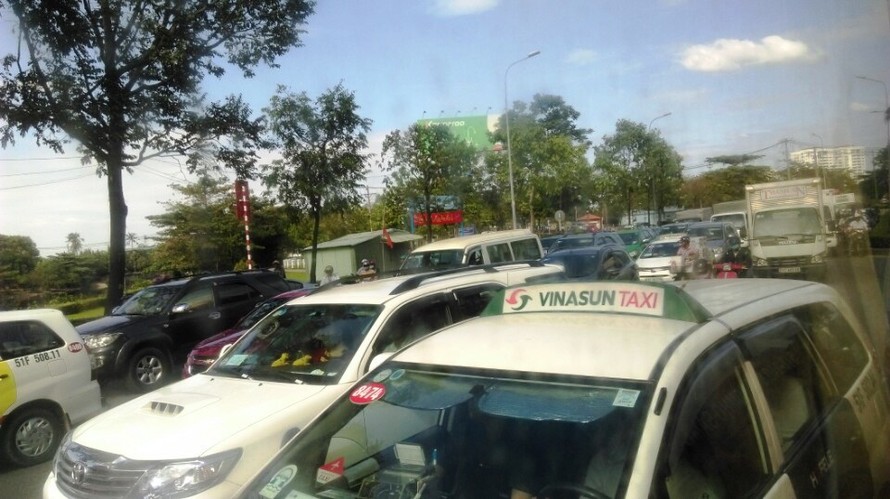 Tình trạng kẹt xe ở các đường đi qua khu vực bến xe Miền Đông trong ngày 23/1 trầm trọng.