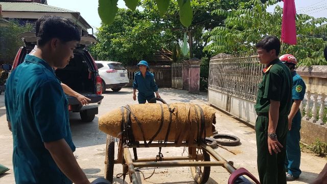 Quả bom “khủng” tại Cơ quan Công an huyện Vĩnh Linh. Ảnh: CA cung cấp.