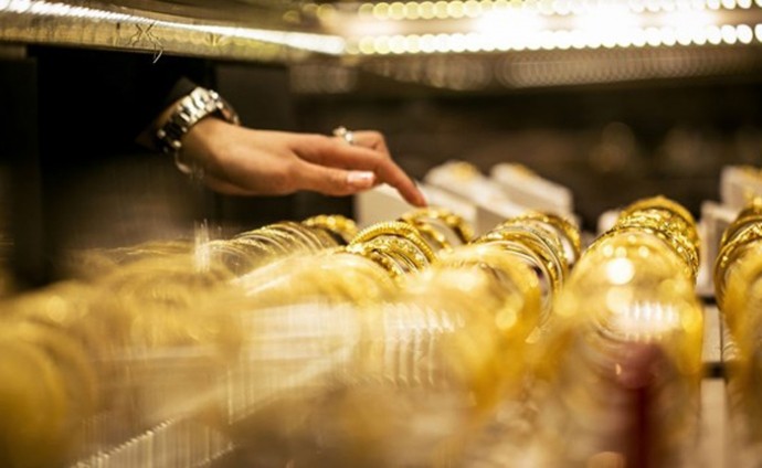 Giá vàng đang trên đà giảm do Mỹ nâng lãi suất.