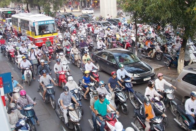 Lượng phương tiện tại Hà Nội đang gia tăng tự nhiên và gây ùn tắc giao thông