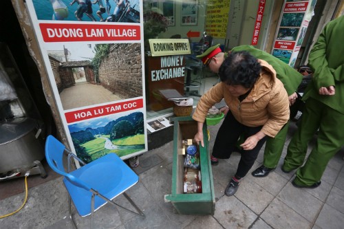 Lực lượng chức năng dẹp vỉa hè ở Hà Nội. Ảnh: Xuân Hoa/VnExpress