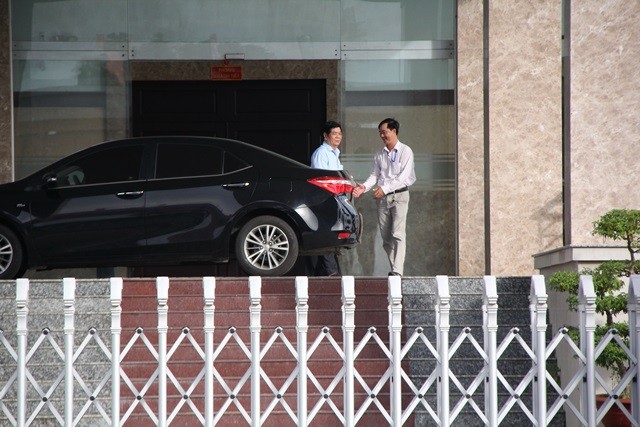 Ông Nguyễn Phong Quang (trái) xuất hiện tại trụ sở Ban chỉ đạo Tây Nam bộ vào lúc 16 giờ 30 phút. Ảnh Nhật Huy