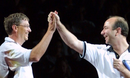 Bill Gates (trái) và Jeff Bezos (phải) luôn nằm trong top người giàu nhất thế giới. Ảnh: BI