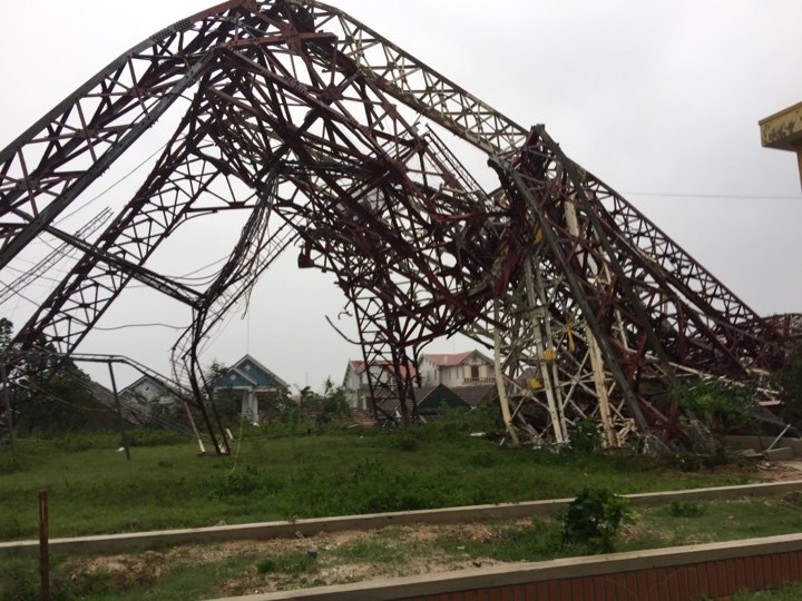 Tháp truyền hình cao hơn 100m ở Hà Tĩnh bị bão quật gãy. Ảnh: Minh Thùy