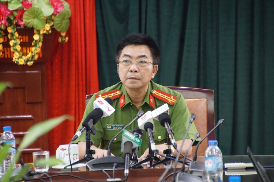 Đại tá Phạm Trọng Điềm, đại diện C47 công bố thông tin chính thức về cuộc truy bắt Nguyễn Văn Tình. Ảnh: Hoàng Mạnh Thắng