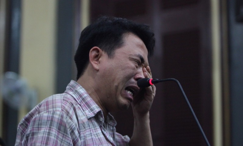 Bị cáo Nguyễn Minh Hùng bật khóc như đứa trẻ khi xin pháp luật khoan hồng. Ảnh: Tân Châu