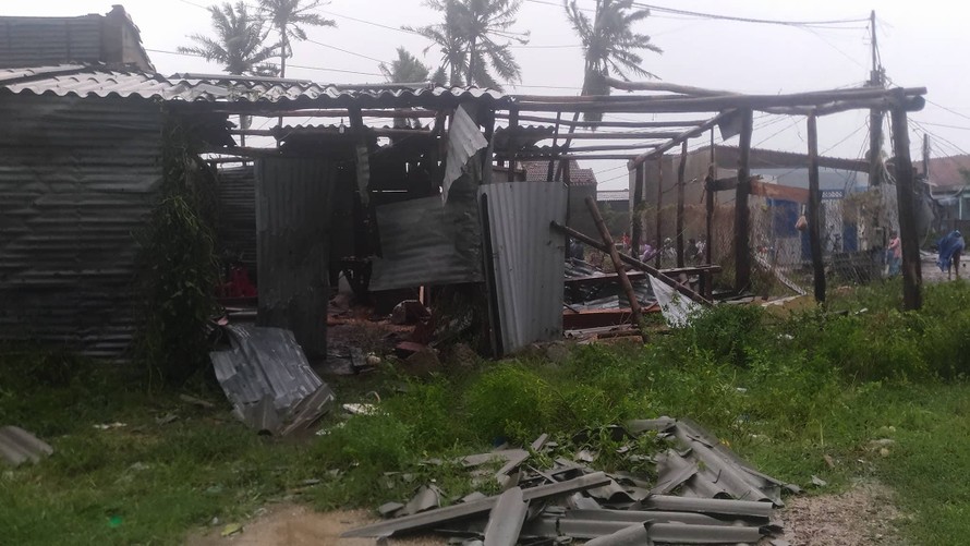 Hình ảnh tan hoang ở xã Đại Lãnh, huyện Vạn Ninh, tỉnh Khánh Hòa, nơi được nhận định là tâm bão của cơn bão số 12. Ảnh: Nguyễn Dũng