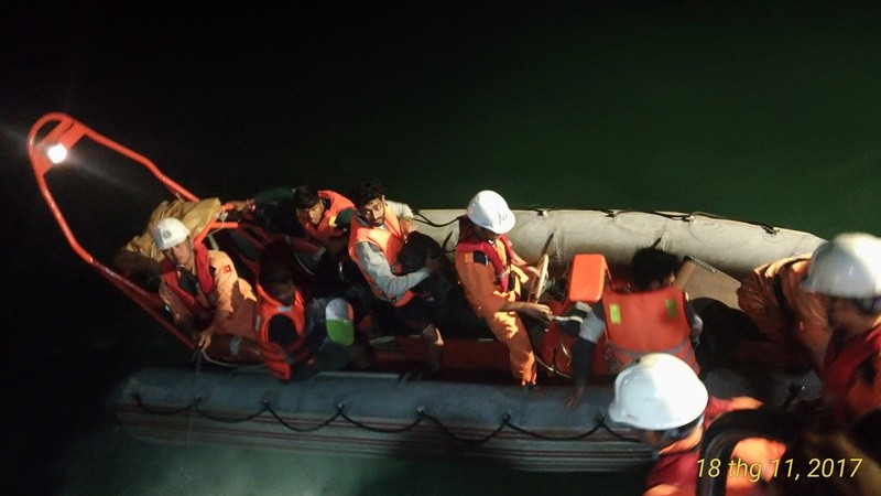 Các thuyền viên Ấn Độ đưa lực lượng cứu nạn chuyển sang thuyền đưa vào bờ. Ảnh: Trung tâm phối hợp tìm kiếm cứu nạn hàng hải khu vực II cung cấp. 