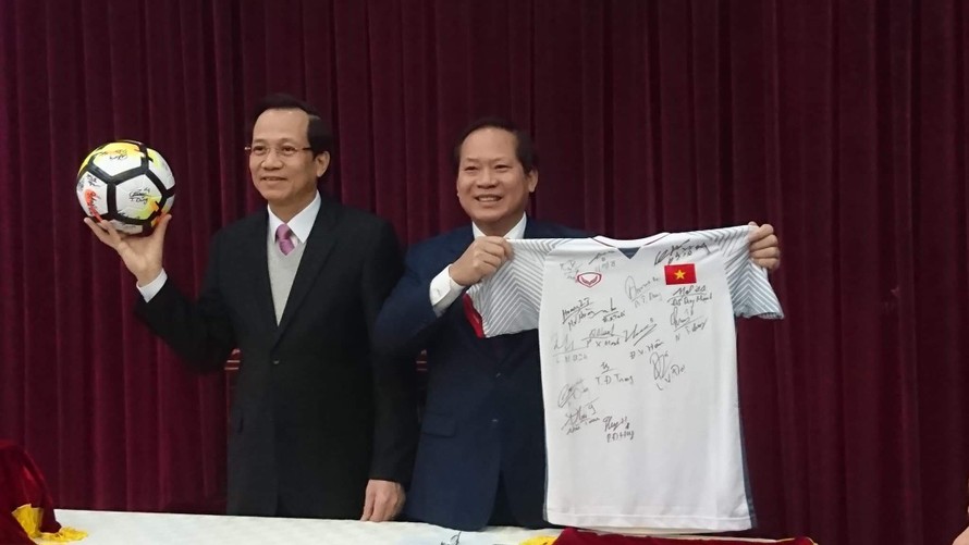 Đấu giá quà U23 Việt Nam tặng Thủ tướng để làm từ thiện