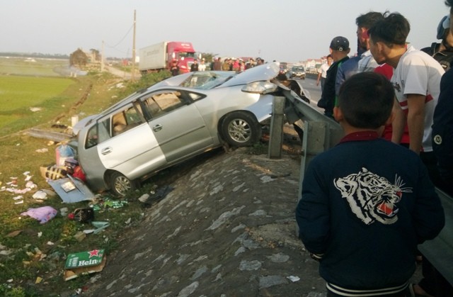 Ô tô mất lái khiến 2 người chết trên quốc lộ 1A đoạn đi qua huyện Bố Trạch (Quảng Bình) hôm 29 Tết