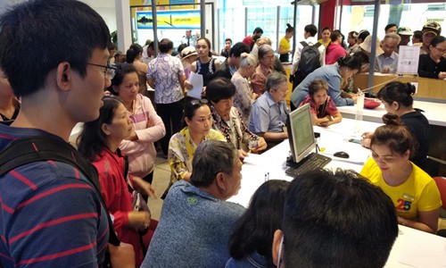 Khách hàng đổ đến điểm giao dịch của MobiFone ở Nguyễn Du (TP HCM) để bổ sung thông tin và hình chân dung. Ảnh: Anh Tú.