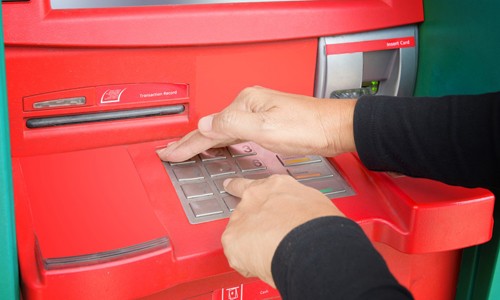 Cách che mã PIN khi thực hiện giao dịch tại ATM.