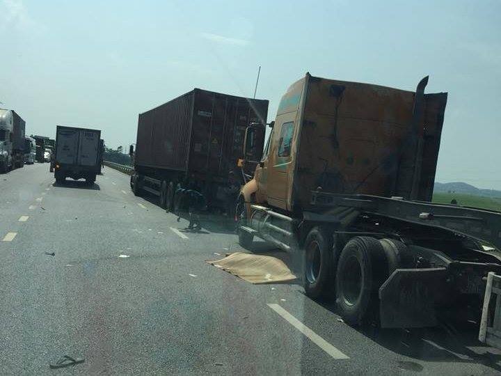 Hai người đàn ông tử vong dưới bánh xe container trên quốc lộ