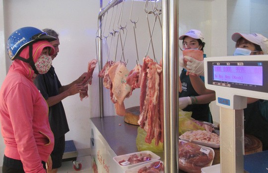 Sức tiêu thụ thịt heo trên thị trường đang giảm vì giá tăng quá cao Ảnh: NGỌC ÁNH