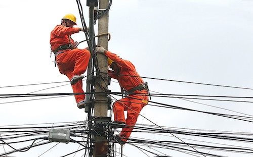 Công nhân ngành điện sửa chữa trên lưới điện tại Hà Nội. Ảnh: Ngọc Thành