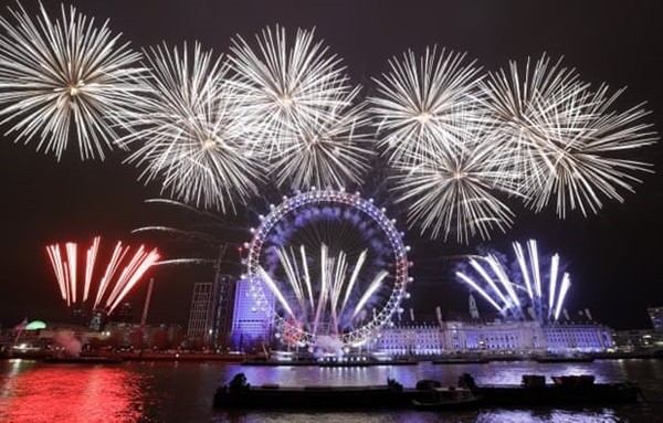 Pháo hoa mừng năm mới ở Mắt London, hay còn gọi là Vòng quay Thiên niên kỷ. Ảnh: AP.