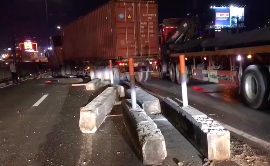 Xe container cày nát dải phân cách trên cầu Sài Gòn 