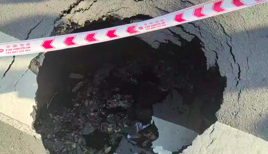 Xuất hiện hố ‘tử thần’ sâu hơn 2 mét ở trung tâm Sài Gòn 