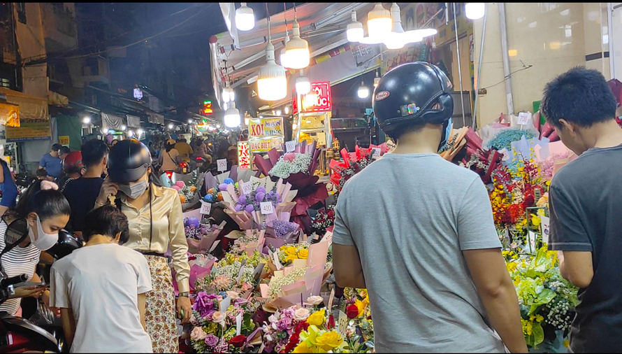 Chợ hoa lớn nhất TP HCM tấp nập khách mua hoa 20/10