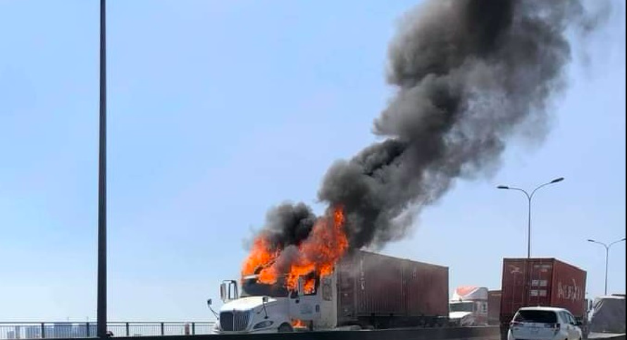 Xe contaner bất ngờ bốc cháy nghi ngút trên cầu Phú Mỹ 