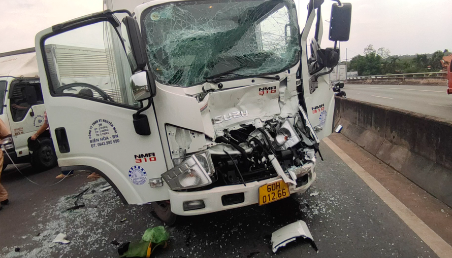 2 xe tải tông nhau, đường dẫn cao tốc TP HCM-Trung Lương kẹt cứng 