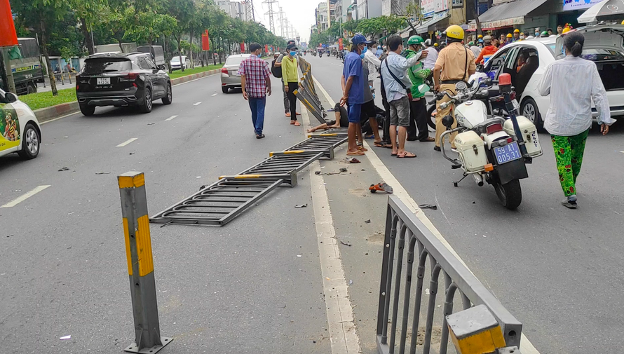 Hai xe máy đối đầu, hàng chục mét lan can 'rụng' xuống đường