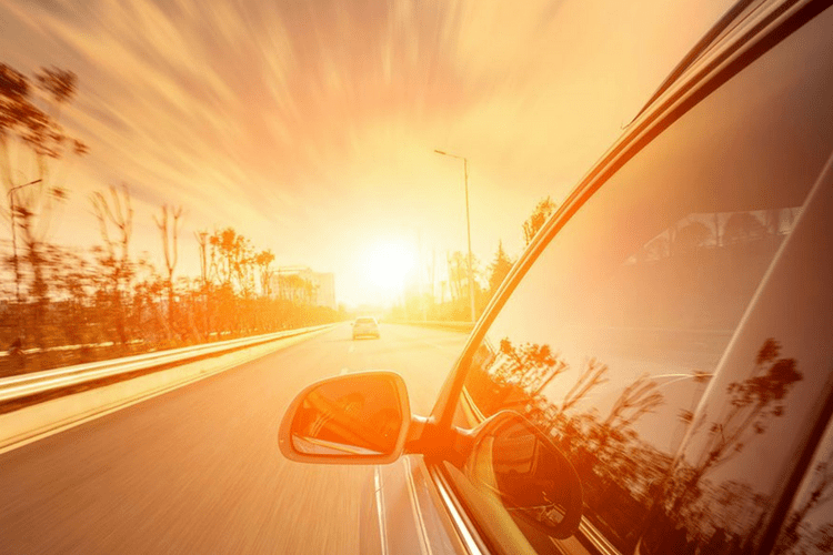 Đỗ xe lâu dưới nắng gây hại thế nào?