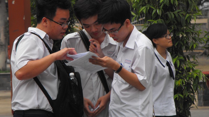 Học sinh tại TPHCM xem lại bài thi. Ảnh: Nguyễn Dũng