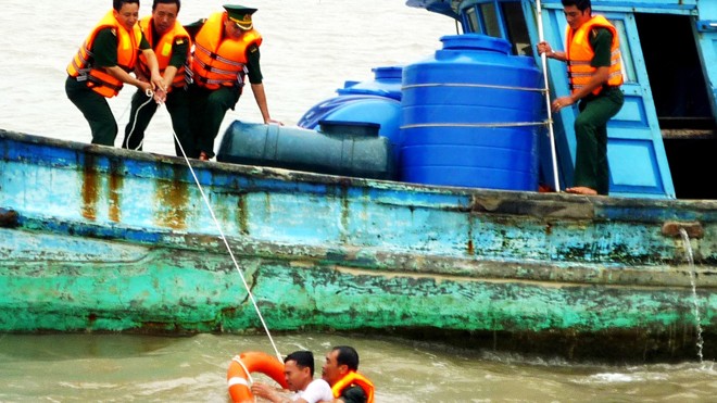 Bộ đội Biên phòng Cà Mau diễn tập cứu nạn trên biển