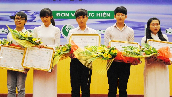 Hai nhóm bạn trẻ đoạt giải Nhì cuộc thi 