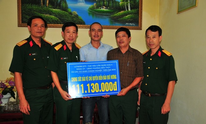 Đại diện Lữ đoàn Vận tải thủy 873 chuyển số tiền hơn 111 triệu đồng “Chung sức bảo vệ chủ quyền biển đảo Việt Nam” qua nhịp cầu báo Tiền Phong. 