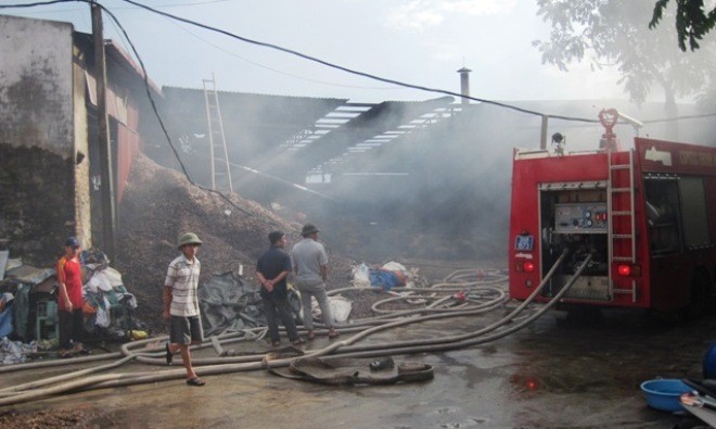 Hiện trường vụ cháy xưởng chế biến gỗ tại xã Thiệu Dương (TP Thanh Hóa.