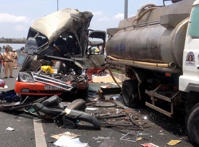 Tai nạn thảm khốc ở cao tốc Trung Lương, TPHCM, làm 3 người chết. Ảnh: Thông Tấn Xã Việt Nam