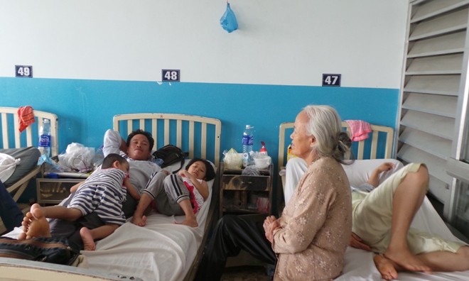  6 người trong một gia đình được chuyển đến BV Bệnh Nhiệt đới TPHCM điều trị- ảnh L.N
