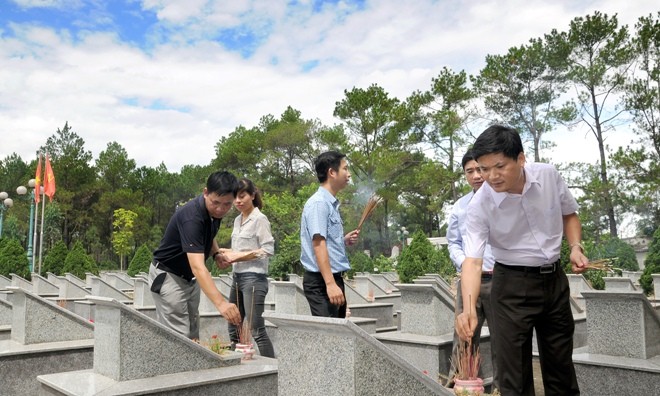 Những người làm đường Hồ Chí Minh ngày nay thắp hương tri ân những người mở đường trong chiến tranh