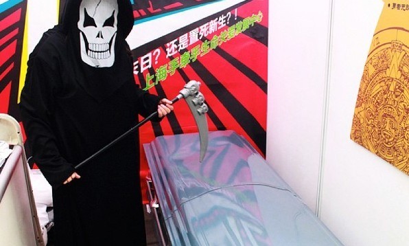 Trò chơi "Samadhi - Trải nghiệm cái chết 4D" lần đầu được trưng bày tại triển lãm của các doanh nghiệp xã hội ở Gongyi Xintiandi, Thượng Hải. Ảnh: CNN