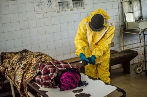 Chăm sóc bệnh nhân bị nhiễm Ebola ở Sierra Leone.
